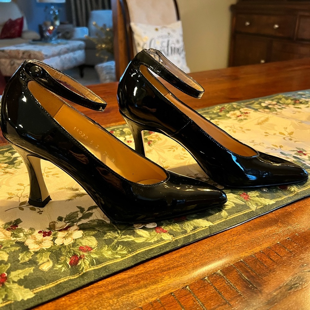 Sasha Too sexy black patent leather ankle strap dress shoes. Size 7B.